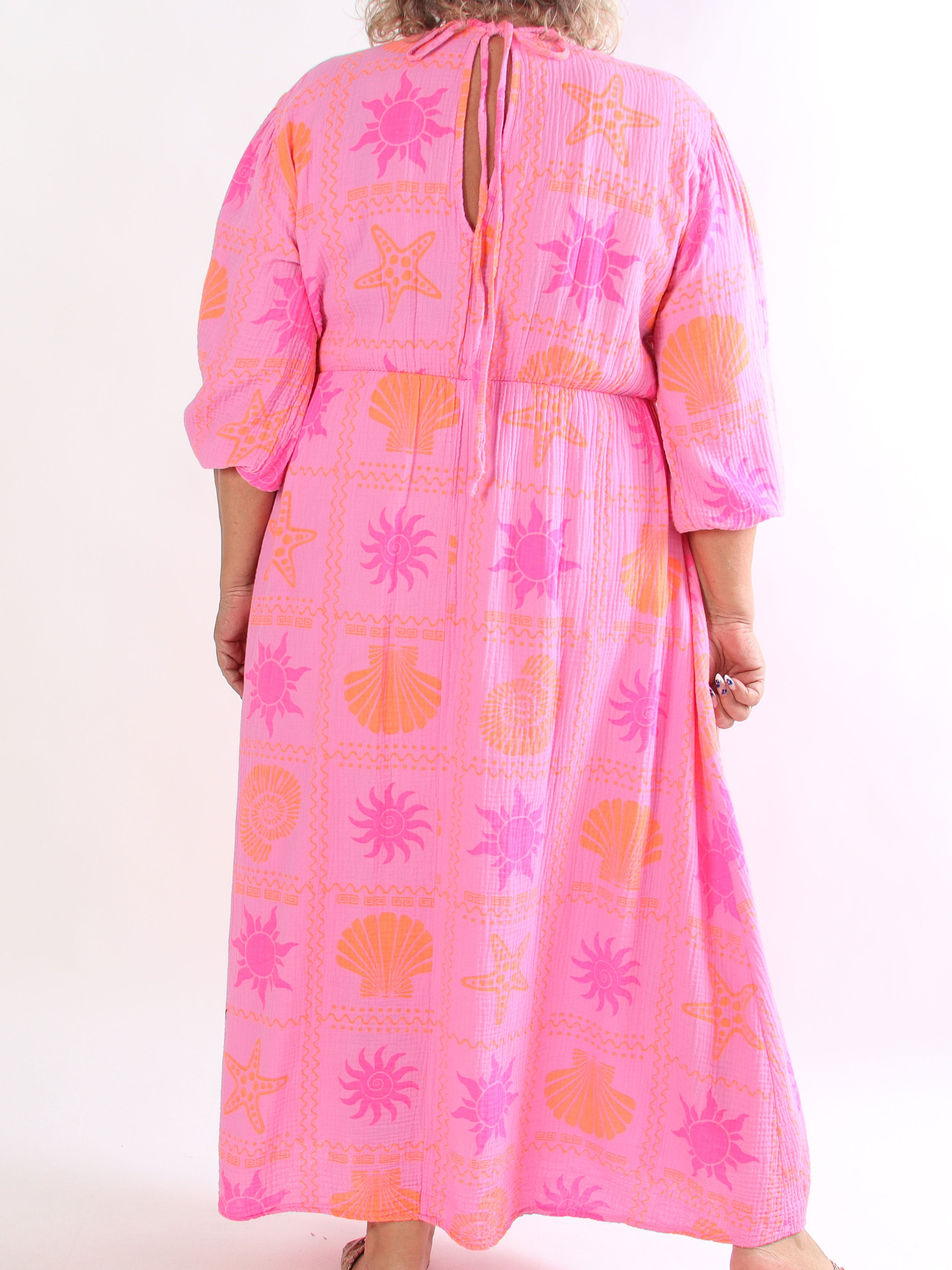Jasmin - Lang plus size kjole i blød musselinstof med farverige motiver